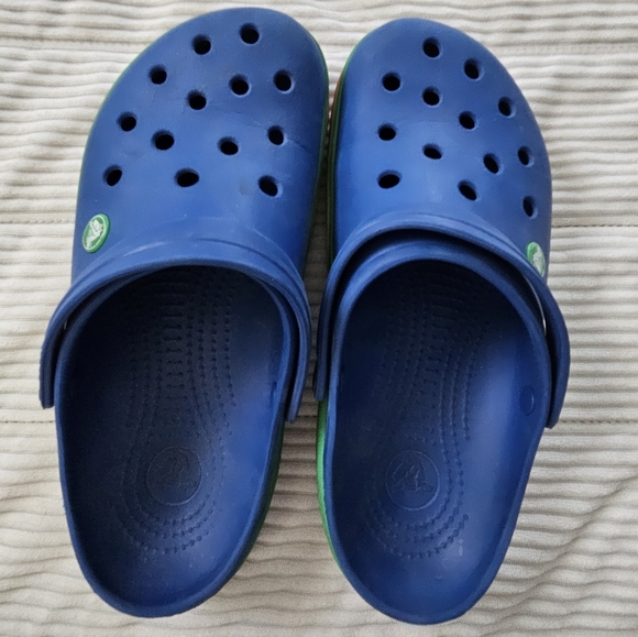 Crocs womens Blue w rainbow stripe bottom.  Size 9 W 7M - Picture 8 of 8